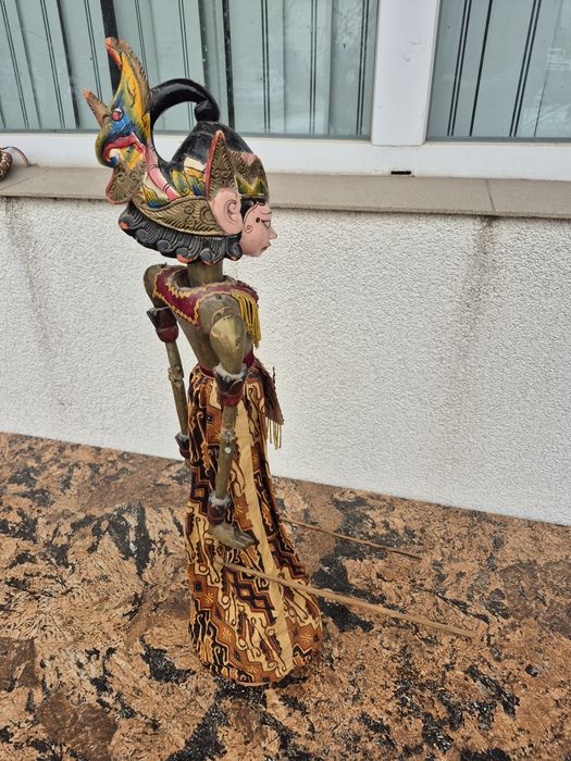 Vand o papusa statatueta,made in Indonezia , vechime -35-50 ani minim