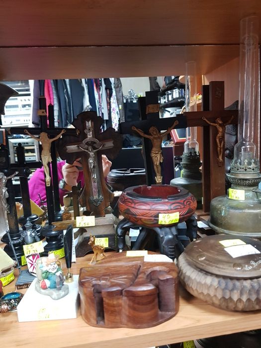 Най-различни колекционерски кръстове лампи кукли и други