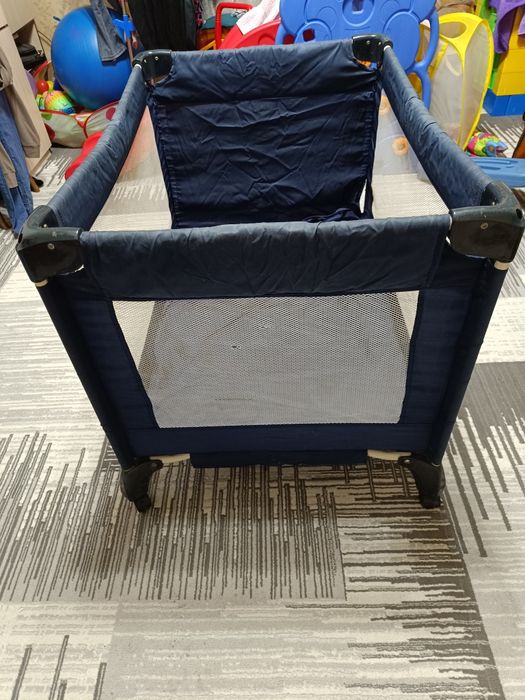 Продается детский манеж на колесиках, складной