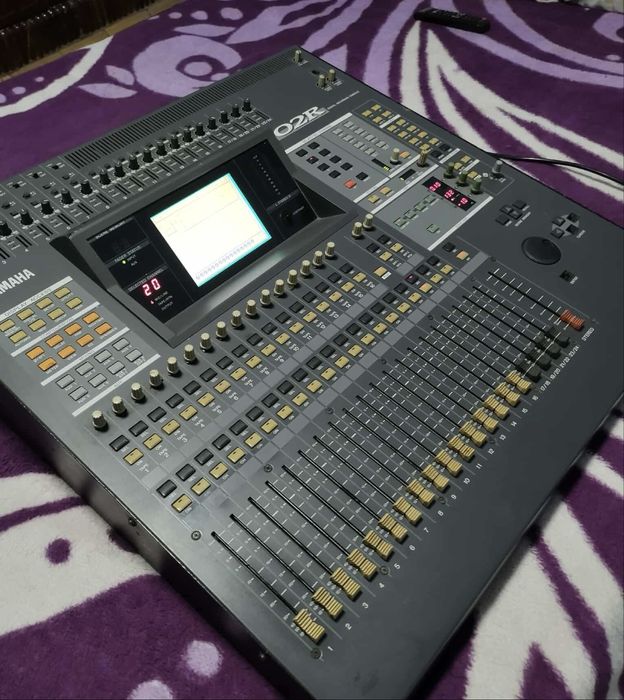 Vând mixer Yamaha O2R