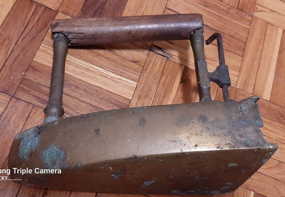Fier de calcat din bronz ne curatat