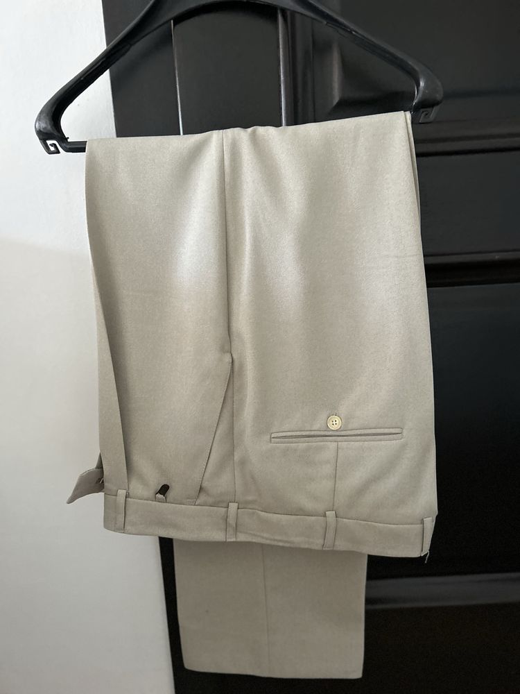 Vand costum (sacou, pantalon si cravata) barbatesc de ocazie