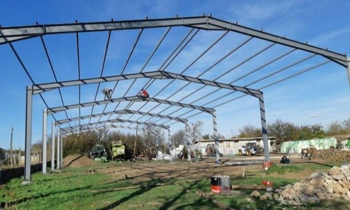 Hală metalică de vânzare, dimensiuni 10x20x4 metri. Structura metalică
