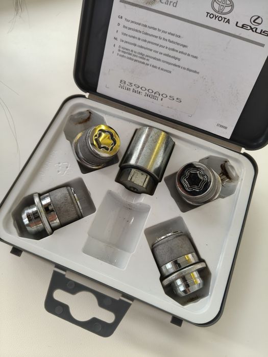 Продам секретки и комплект колёсных гаек  Toyota