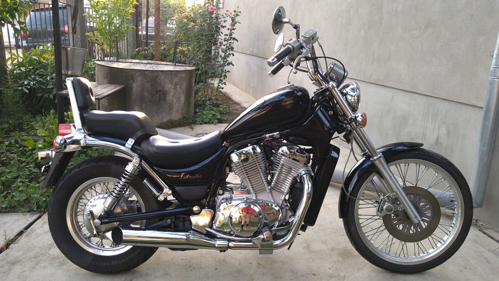 Suzuki Intruder VS600 cu 10000 km, impecabil