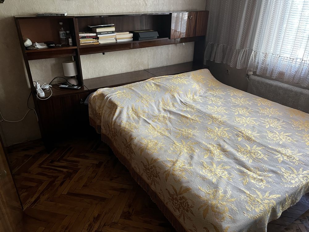 Спално легло, гардероб и тоалетка