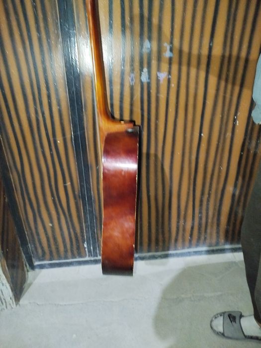 Gitara hamma joyi butun lekin uchta simi uzilgan