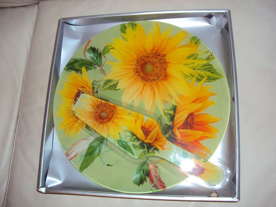 Голяма чиния за торта с шпатула за сервиране.