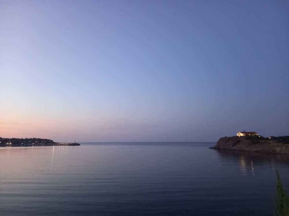 Тристаен апартамент с фронтална гледка към морето в Царево