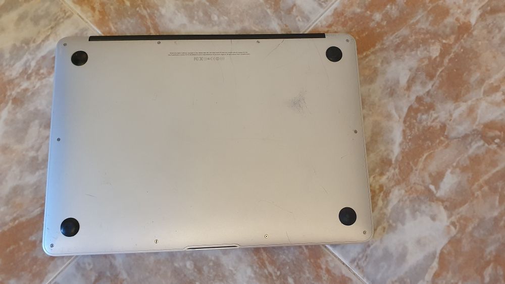 Apple MacBook Air 1.8GHz  i5 -/13 -inch/A1466 - 2012