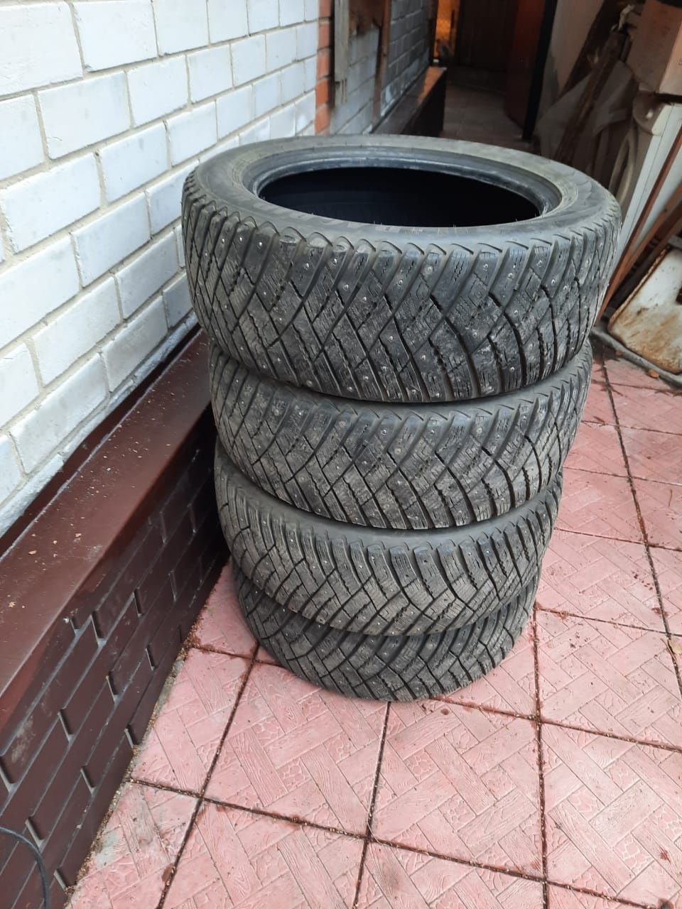 Продам резину Goodyear  235 на 55 на 18