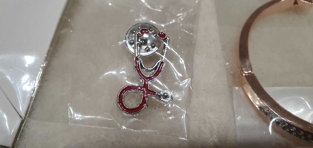 Сребърни брошки, гривни, висулки подъръци за бременни, доктори и други