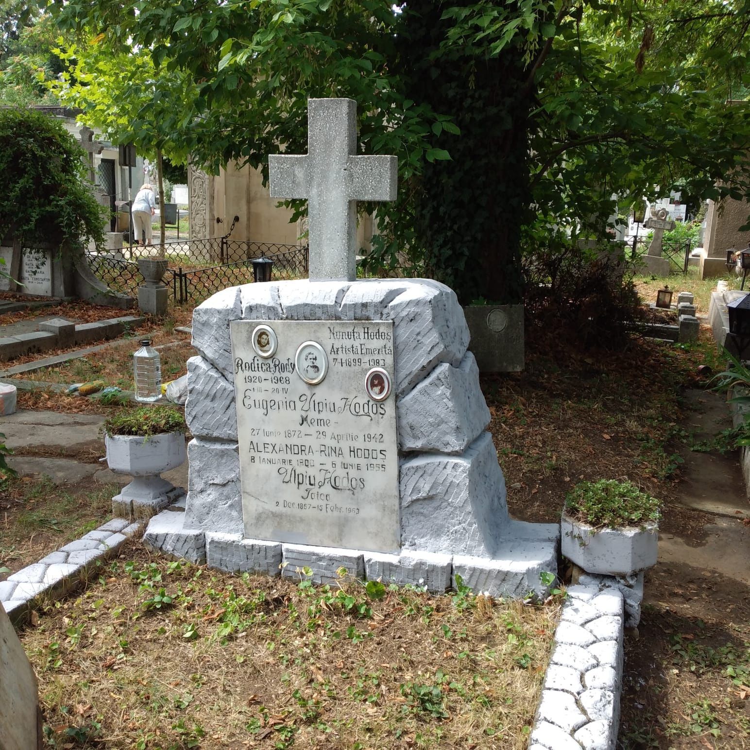 Vând loc de veci două morminte, 6×6 cimitirul Belu, zonă actori