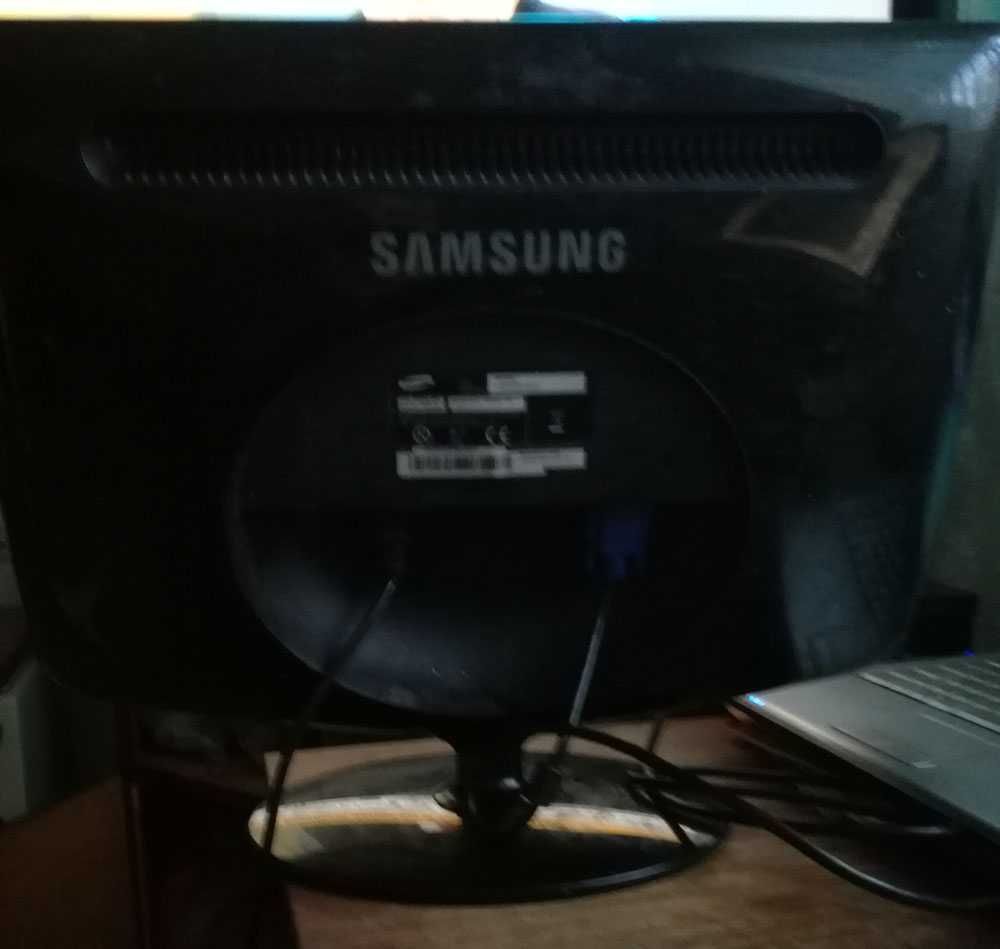 Два Компютърни Монитора Samsung SyncMaster 2032BW и Sony SDM-E76D