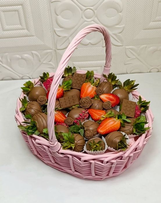 Клубника в шоколаде, букет, гул, торт, гранат в шоколаде