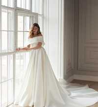 Свадебное платье от Американского бренда Eva Lendel. С красивым шлейфо