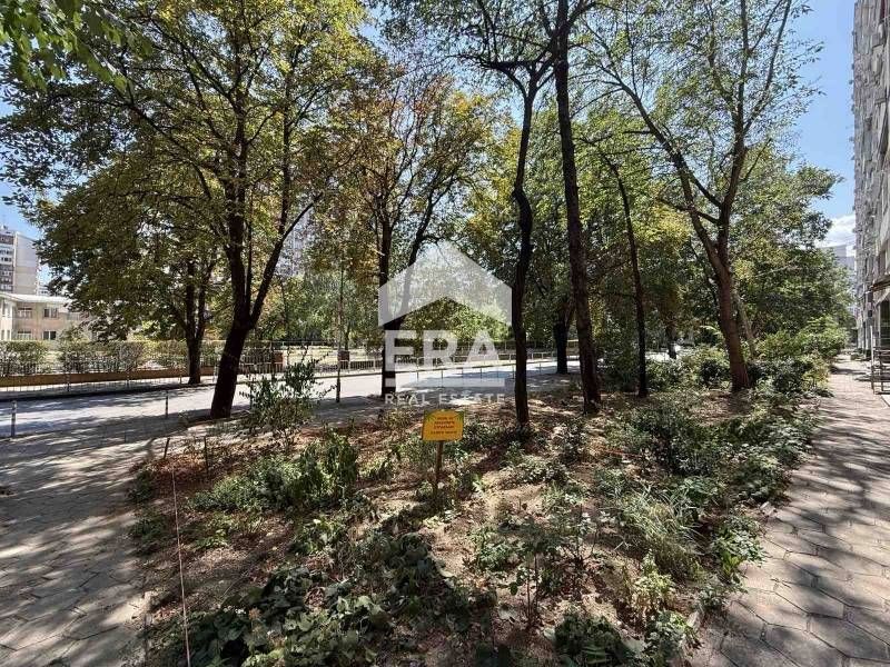 Тристаен апартамент с отделна кухня за продажба срещу Парк Възраждане