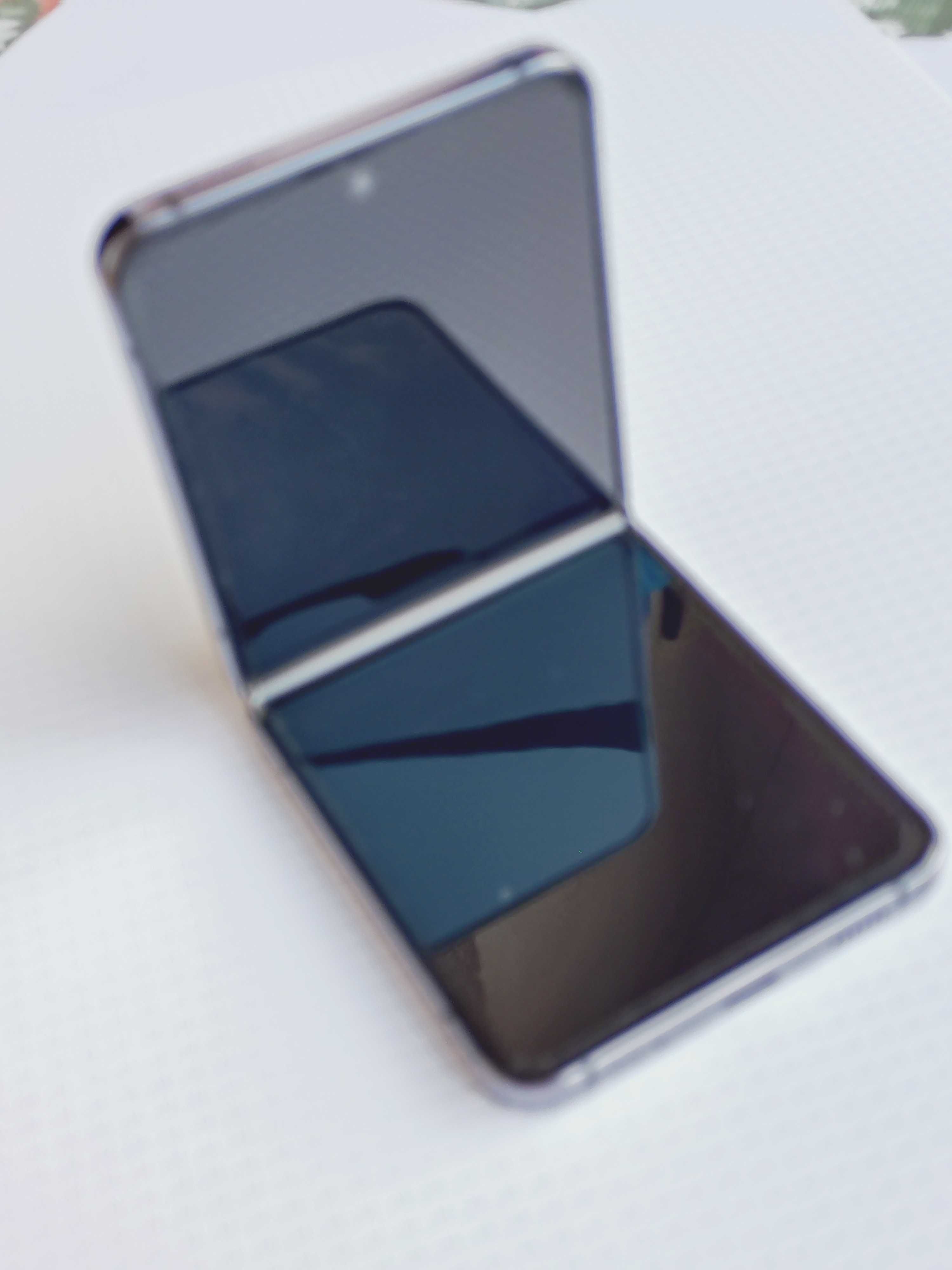 Samsung galaxy Z flip 5 използван един месец с аксесоари