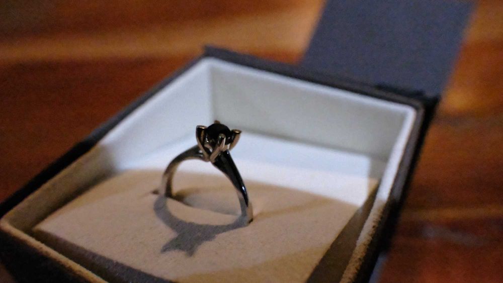 Годежен пръстен от бяло злато и черен диамант