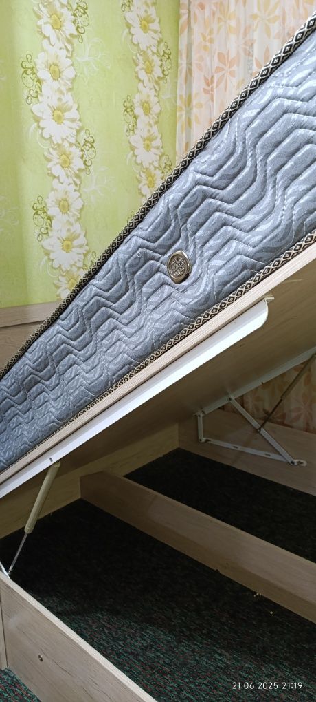 Продам кровать 190х150х30 с матрацом
