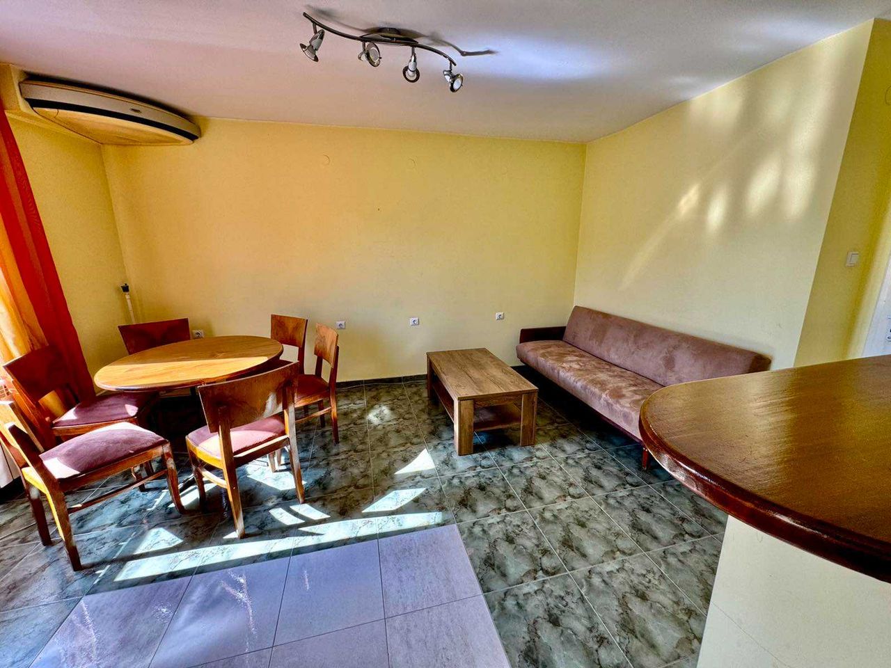 Дава се под наем Двустаен апартамент в Русе, Център - 69 кв.м за 306 € - Снимка #2