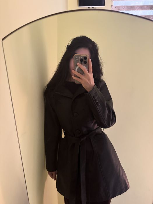 Стильный кожаный плащ чёрного