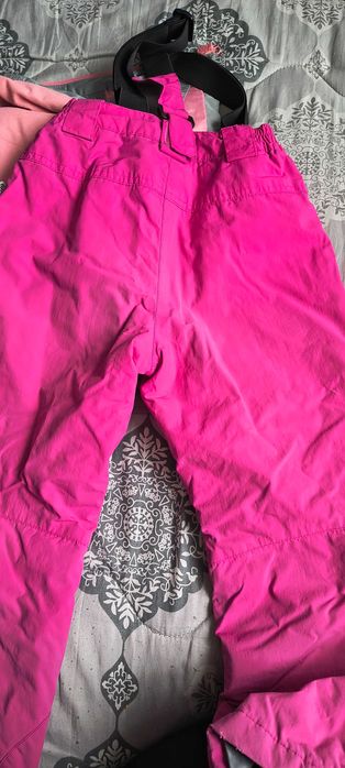 Подарявам яке и зимен гащеризон.