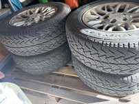 Отлични АТ гуми с джанти 17” Jeep Grand Cherokee WJ