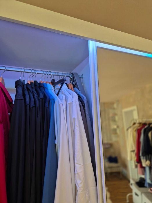 Модерен гардероб с LED осветление и огледална врата, стилен акцент