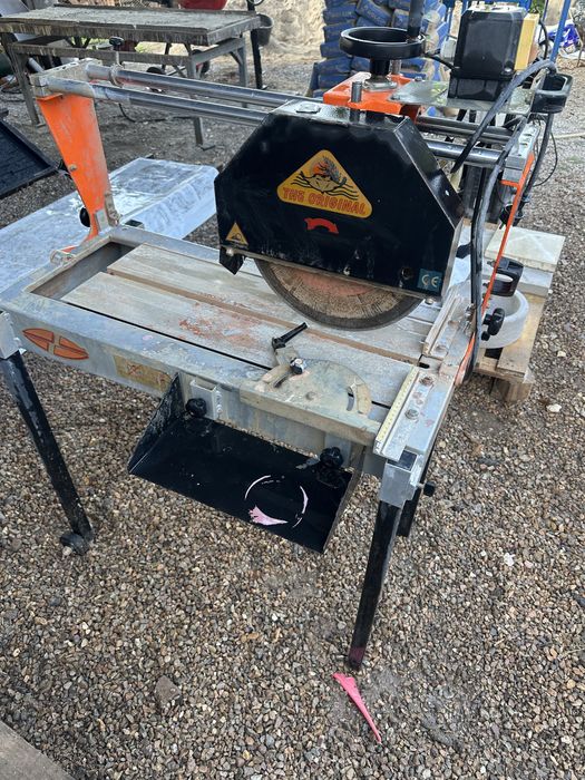 Vand masina taiat pe apa