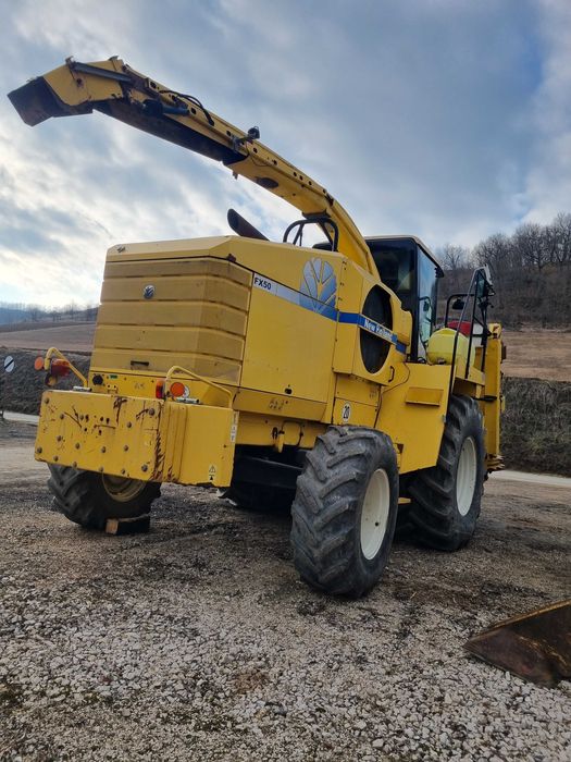 Combina New Holland FX50 complet echipată pentru siloz și porumb