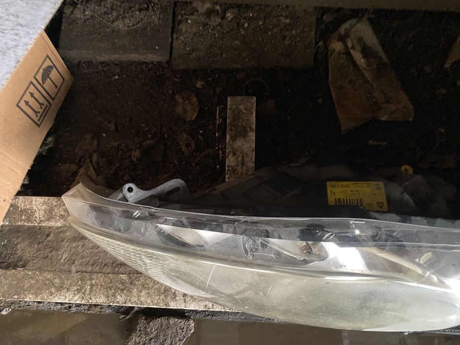 Far Ford fiesta 6 VI 2009 - 2012 far stanga