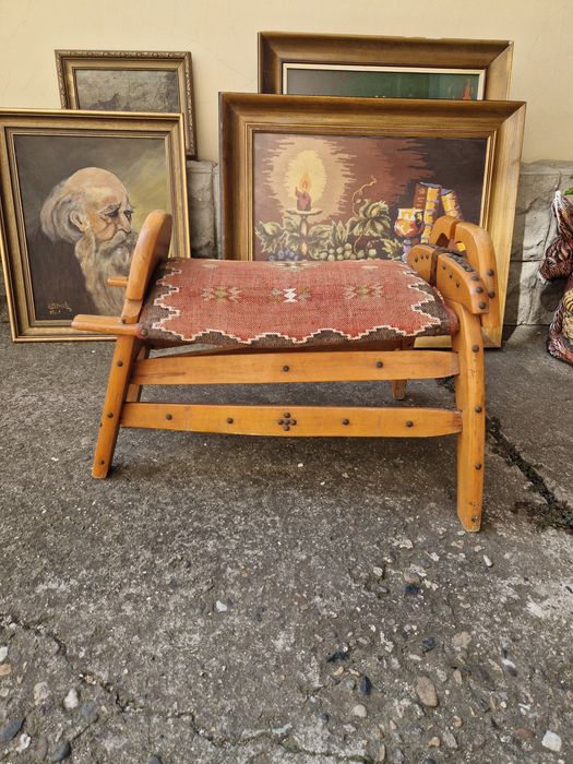 Чудесна антикварна табуретка тип камилско седло