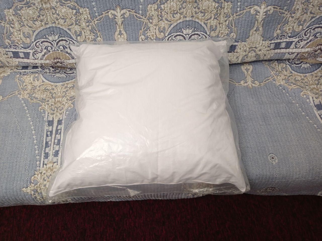 Подушка перьевая новая,  размер 70×70