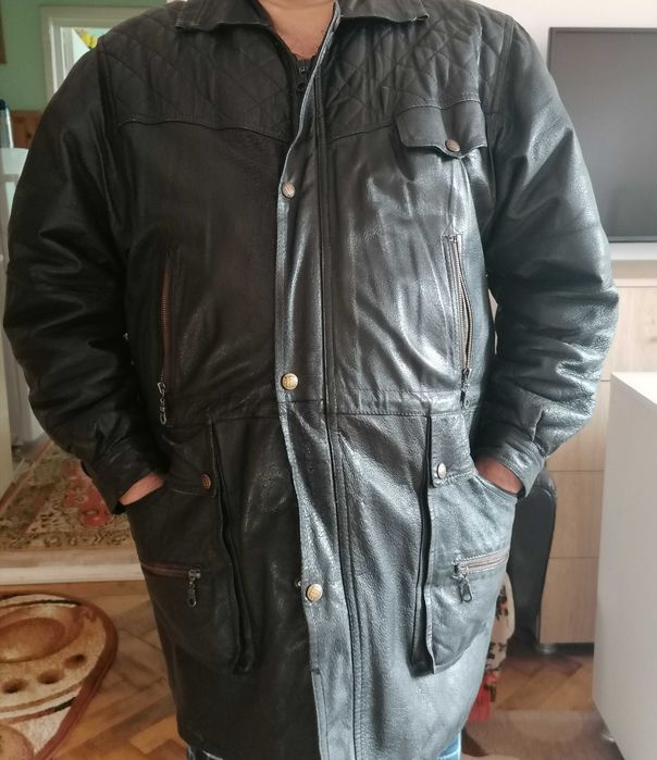 Vând haina din piele lunga