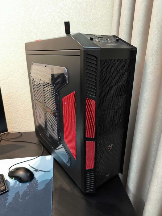 Продам кейс Aerocool XPredator Red