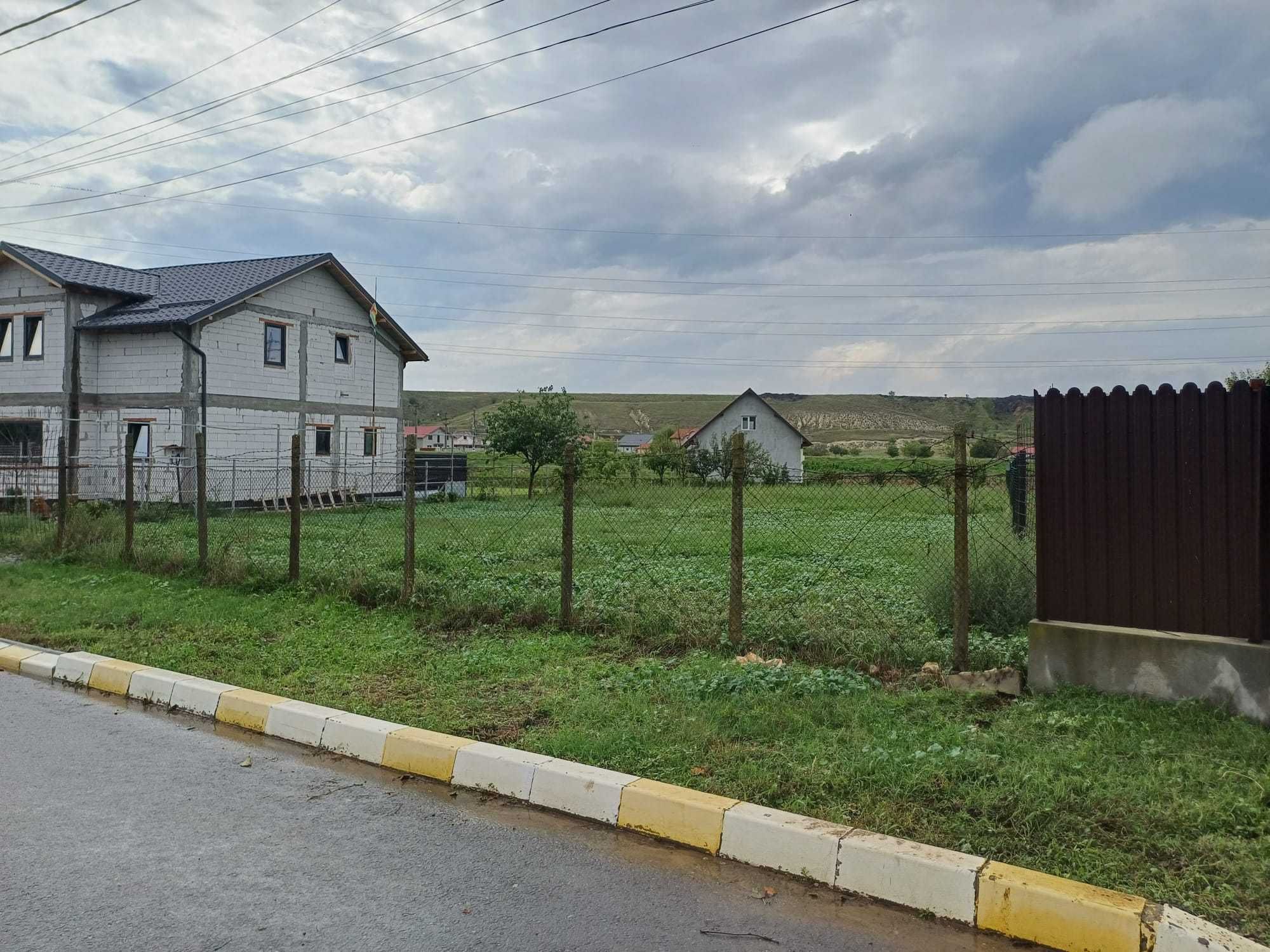 Valu lui Traian – 2 terenuri de 500 mp, cu livadă și utilități!