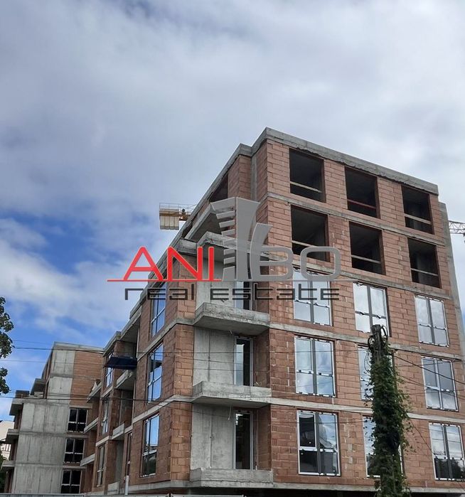 Слънчев, двустаен апартамент с 20 кв.м. прилежащ двор и Югозападно из