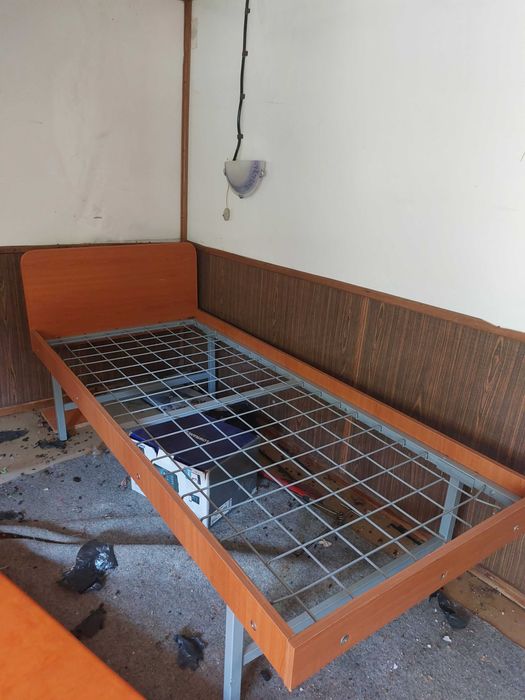 Pat de o persoana ,cadru metalic.