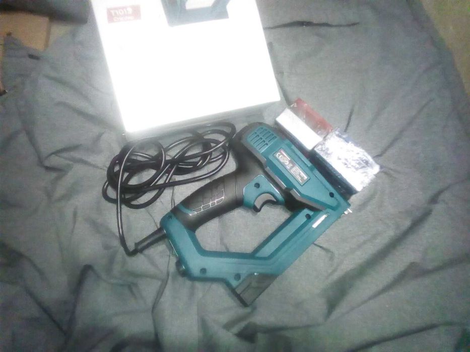 Степлер нейлер скобозабеватель