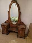 Mobilier vintage complet – șifonier, toaletă, noptiere, mașină cusut