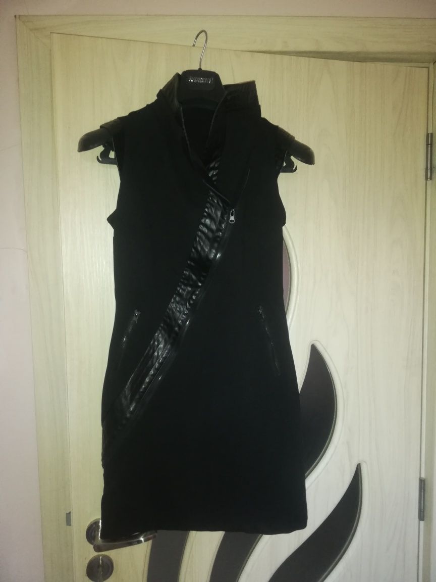 Черна рокля с кожени мотиви