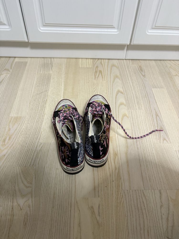 Adidasi desigual