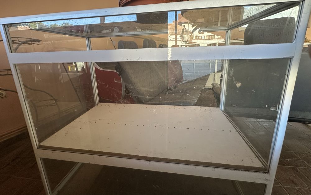 Vitrina mezeluri si rafturi marfa