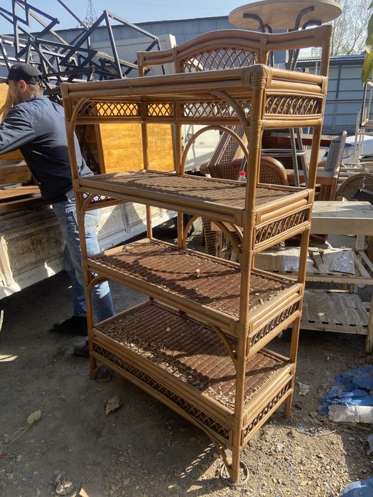 Продается мебель для кафе.