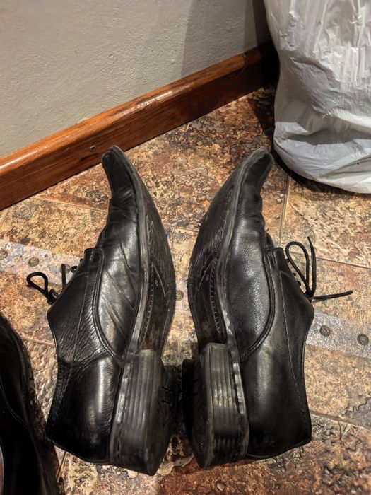 Подарявам черни кожени обувки 40 номер