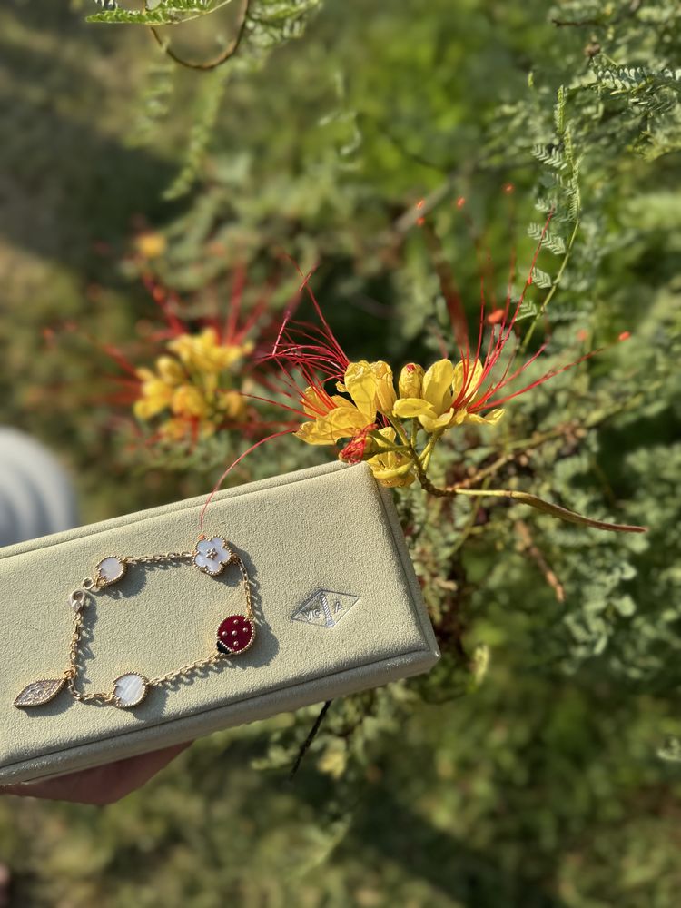 Гривни Van Cleef & Arpels