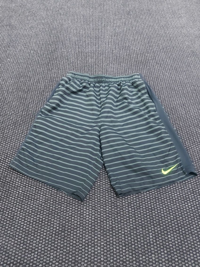 Nike къси панталони S размер
