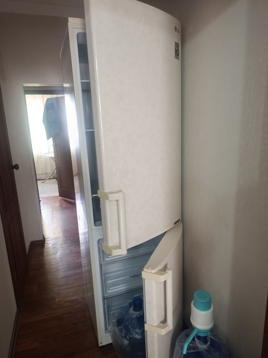 Холодильник LG,с нижней частью морозильник.