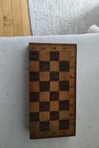 Продавам  кутия шах с дървени фигури